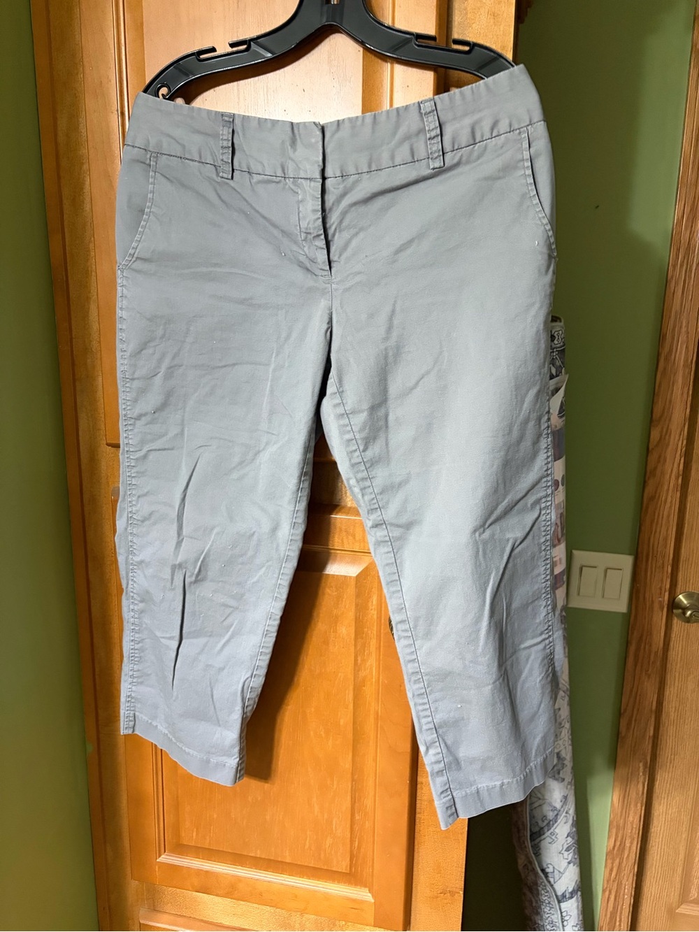 Daisy Fuentes Light Gray Women's Crop Pants and gray tank top!